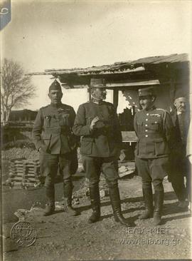 Μπουργκάς 1920. Ο Βασίλειος Κουρουσόπουλος (αριστερά) με τον στρατηγό Βλαχόπουλο (κέντρο)