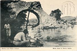 Ασπρόμαυρο επιστολικό δελτάριο με θέμα : "Μπάνιο στο Γάλλο ποταμό"