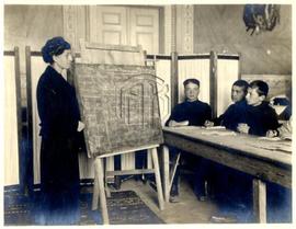 Κωφάλαλα παιδιά κατά τη διάρκεια μαθήματος με τη δασκάλα τους στα Παλαιά Ανάκτορα Αθηνών (1)