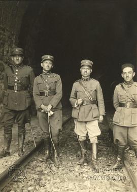 Ο Σωτήρης Αναγνωστόπουλος (δεύτερος από αριστερά) και αξιωματικοί