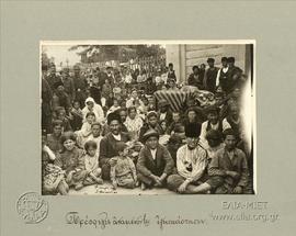 Πρόσφυγες με παιδιά περιμένοντας την εγκατάστασή τους (Μυτιλήνη, 1914-1918)